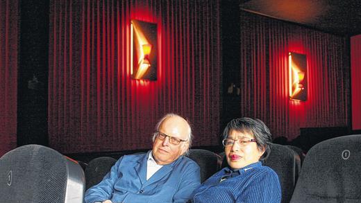 Auf bequemen Polstersesseln: Wilfried und Milagros Dunst im Mühlbacher Kino. Auf bequemen Polstersesseln: Wilfried und Milagros Dunst im Mühlbacher Kino.
