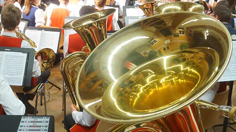 In ein Loch wie in einer Tuba gestürzt sind die Musiker der Blaskapelle Ebenhausen, als sie Opfer eines Internetbetruges wurden. Das widerrechtlich vom Vereinskonto abgebuchte Geld haben sie zwar zurückbekommen, aber geblieben sind eine Menge Scherereien.