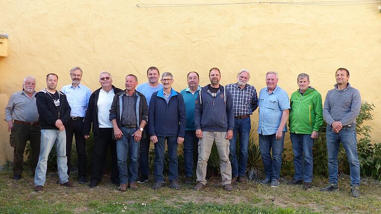 Seit 20 Jahren im Einsatz für Natur- und Landschaftspflege: Im Bild (von links): Hans Hayder (Büchenbach), Thorsten Scherpf (Hammelburg), Haiko Lukas (Ausbilder Regierung von Unterfranken), Roland Sauer (Bergtheim), Dirk Kammlott (Ebern-Jässerndorf), Andreas Brock (Parsberg-Lupburg), Erich Bauer (Prichsenstadt), Michael Firsching (Grettstadt), Marcel Grom (Oberthulba), Herbert Kirsch (Frammersbach), Manfred Escherich (Hendungen), Alexander Hagen (Georgsgmünd) und Stephan Ziegler (Güntersleben). Seit 20 Jahren im Einsatz für Natur- und Landschaftspflege: Im Bild (von links): Hans Hayder (Büchenbach), Thorsten Scherpf (Hammelburg), Haiko Lukas (Ausbilder Regierung von Unterfranken), Roland Sauer (Bergtheim), Dirk Kammlott (Ebern-Jässerndorf), Andreas Brock (Parsberg-Lupburg), Erich Bauer (Prichsenstadt), Michael Firsching (Grettstadt), Marcel Grom (Oberthulba), Herbert Kirsch (Frammersbach), Manfred Escherich (Hendungen), Alexander Hagen (Georgsgmünd) und Stephan Ziegler (Güntersleben).