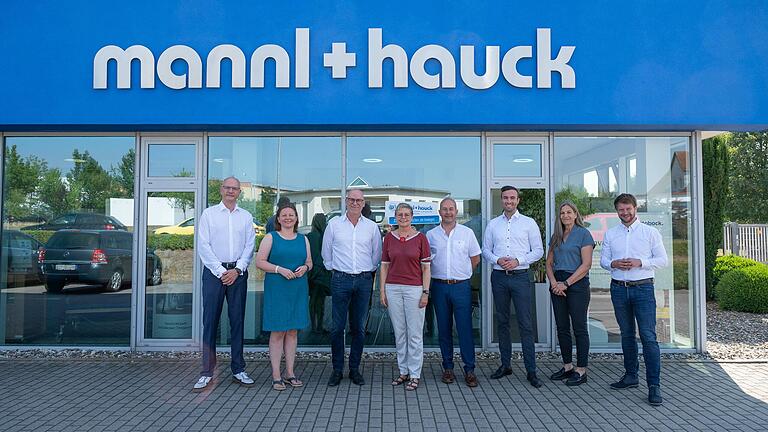 Sabine Dittmar (Vierte von links) informierte sich bei mannl + hauck in Haßfurt über innovative Hilfsmittelversorgungen und komplexe Verwaltungsstrukturen im Gesundheitswesen. Links und rechts von ihr: Die Inhaber Uwe Hauck und Udo Mannl. Sabine Dittmar (Vierte von links) informierte sich bei mannl + hauck in Haßfurt über innovative Hilfsmittelversorgungen und komplexe Verwaltungsstrukturen im Gesundheitswesen. Links und rechts von ihr: Die Inhaber Uwe Hauck und Udo Mannl.