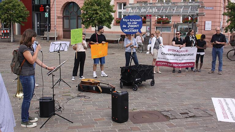Am Samstagvormittag demonstrierte Susanne Kraut samt Mitstreitern auf dem Karlstadter Marktplatz für die die Verankerung von Dyskalkulie im bayerischen Schulrecht.
