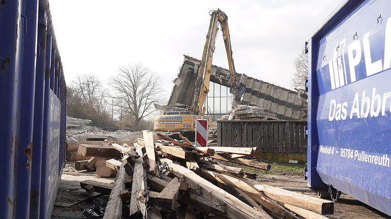 Die Schwimmhalle des Hofheimer Hallenbads wurde am Mittwoch abgerissen. Das Bad wird aktuell generalsaniert.
