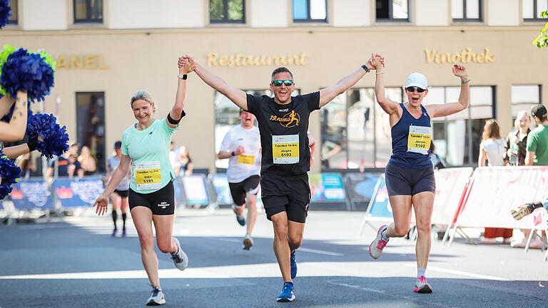 Rund 5000 Läuferinnen und Läufer nehmen am Sonntag 26.05.24 am WVV Marathon in Würzburg teil.