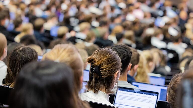 Job, Kinder, Pflege: Zahl der Teilzeit-Studierenden geht zurück       -  Die Zahl der Teilzeit-Studenten in Bayern ist zurückgegangen. (Symbolbild)