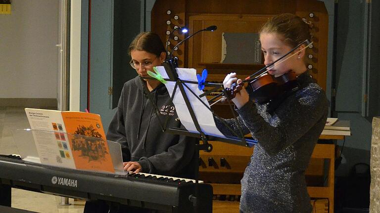 Erstmals mit am Start beim Adventskonzert: Anna Büttner (sitzend) und Katharina Schlick. Sie boten den Klassiker 'Alle Jahre wieder' dar. Erstmals mit am Start beim Adventskonzert: Anna Büttner (sitzend) und Katharina Schlick. Sie boten den Klassiker 'Alle Jahre wieder' dar.