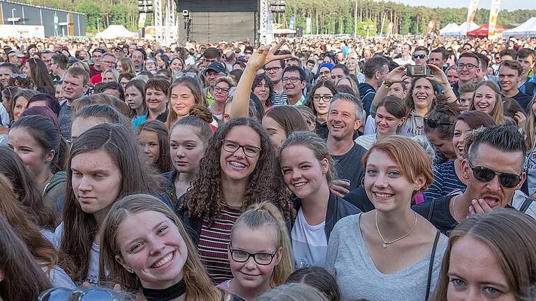Gutes Wetter, gute Stimmung: Wincent Weiss lockte die Massen zum Radio Gong Open Air ins Dettelbacher Industriegebiet.
