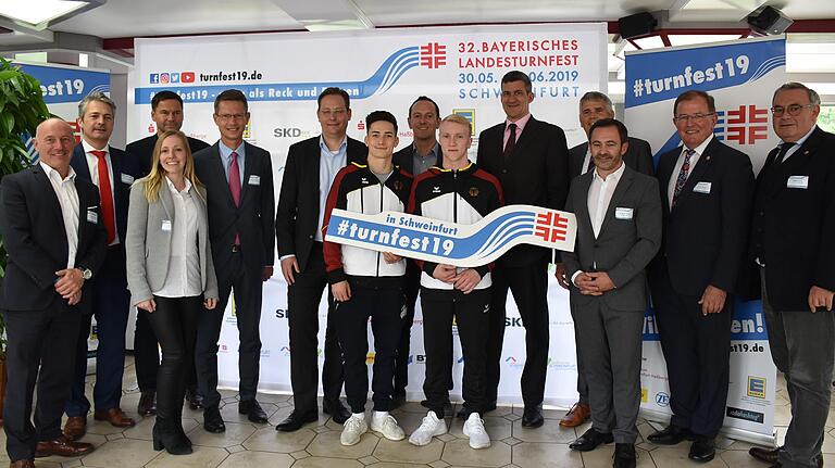 Sponsoren, Organisatoren und zwei erfolgreiche Turner. Marcel Nguyen (Mitte links) und Felix Remuta (daneben) sorgten für die sportliche Seite der Eröffnungs-Pressekonferenz und stellten sich hier mit den Hauptsponsoren zum Erinnerungsbild. Sponsoren, Organisatoren und zwei erfolgreiche Turner. Marcel Nguyen (Mitte links) und Felix Remuta (daneben) sorgten für die sportliche Seite der Eröffnungs-Pressekonferenz und stellten sich hier mit den Hauptsponsoren zum Erinnerungsbild.