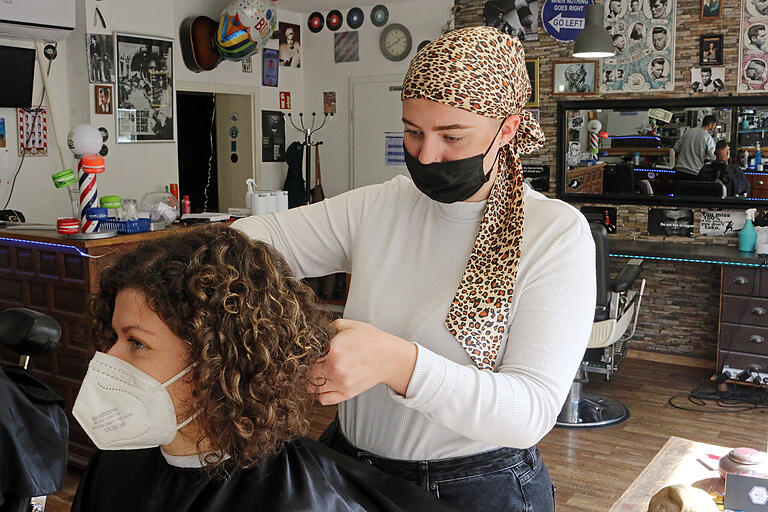 Der KxK Barbershop möchte keine Männerdomäne mehr sein. Frauen sind hier herzlich willkommen. Mit Selina Moore arbeitet auch eine der ersten Barberinnen Schweinfurts mit im Team. Der KxK Barbershop möchte keine Männerdomäne mehr sein. Frauen sind hier herzlich willkommen. Mit Selina Moore arbeitet auch eine der ersten Barberinnen Schweinfurts mit im Team.
