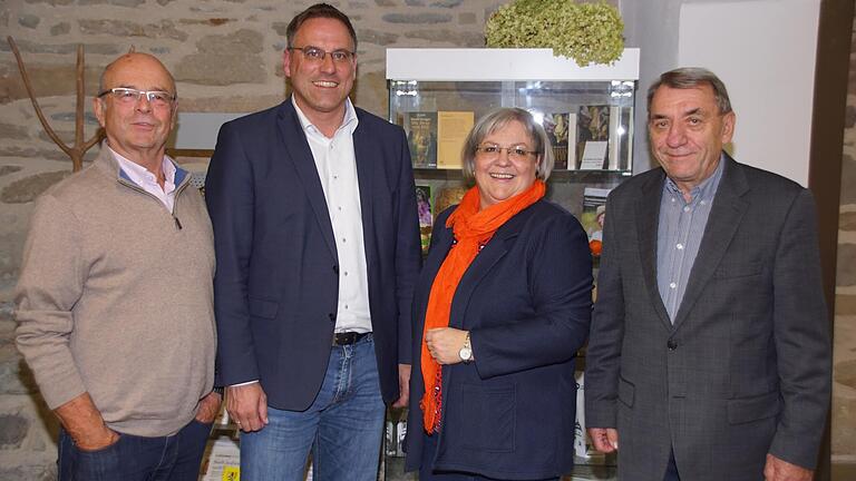 Die neu gewählte Vorstandschaft der Freien Wähler Haßberge (von links): der bisherige Kreisvorsitzende und neue Schriftführer Christoph Winkler, der neue Kreisvorsitzende Matthias Bäuerlein, die stellvertretende Vorsitzende Sabine Weinbeer und Kassier Oskar Ebert. Die neu gewählte Vorstandschaft der Freien Wähler Haßberge (von links): der bisherige Kreisvorsitzende und neue Schriftführer Christoph Winkler, der neue Kreisvorsitzende Matthias Bäuerlein, die stellvertretende Vorsitzende Sabine Weinbeer und Kassier Oskar Ebert.