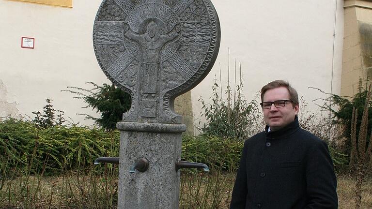 Dettelbachs Stadtpfarrer Uwe Hartmann neben dem Franziskusbrunnen im Klosterhof kurz vor seiner Amtseinführung im Jahr 2017. Dettelbachs Stadtpfarrer Uwe Hartmann neben dem Franziskusbrunnen im Klosterhof kurz vor seiner Amtseinführung im Jahr 2017.