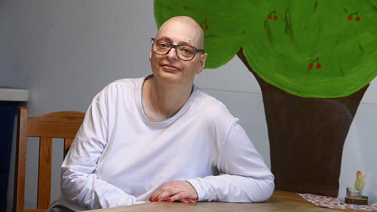 Porträt Krebspatientin Susann Vogel, Bobingen - Susan Vogel hat seit fast zehn Jahren Krebs. Arbeiten kann sie daher nicht mehr. Zu allen körperlichen Beeinträchtigungen kommen bei ihr so auch noch Geldsorgen – ein Problem, mit dem sie nicht allein ist. Porträt Krebspatientin Susann Vogel, Bobingen - Susan Vogel hat seit fast zehn Jahren Krebs. Arbeiten kann sie daher nicht mehr. Zu allen körperlichen Beeinträchtigungen kommen bei ihr so auch noch Geldsorgen – ein Problem, mit dem sie nicht allein ist.