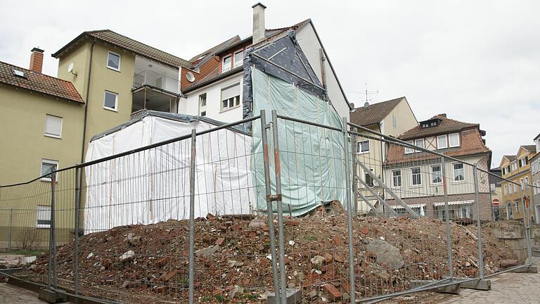 Der „Müllhaufen“ von Bad Brückenau: Auf der Brache der Druckerei Nikolaus an der Ludwigstraße – hier von der Unteren Badersgasse aus fotografiert – tut sich seit dem Abriss 2020 nichts. Dabei war dort ein Wohn- und Geschäftshaus geplant. - Der „Müllhaufen“ von Bad Brückenau: Auf der Brache der Druckerei Nikolaus an der Ludwigstraße – hier von der Unteren Badersgasse aus fotografiert – tut sich seit dem Abriss 2020 nichts. Dabei war dort ein Wohn- und Geschäftshaus geplant. Der „Müllhaufen“ von Bad Brückenau: Auf der Brache der Druckerei Nikolaus an der Ludwigstraße – hier von der Unteren Badersgasse aus fotografiert – tut sich seit dem Abriss 2020 nichts. Dabei war dort ein Wohn- und Geschäftshaus geplant. - Der „Müllhaufen“ von Bad Brückenau: Auf der Brache der Druckerei Nikolaus an der Ludwigstraße – hier von der Unteren Badersgasse aus fotografiert – tut sich seit dem Abriss 2020 nichts. Dabei war dort ein Wohn- und Geschäftshaus geplant.