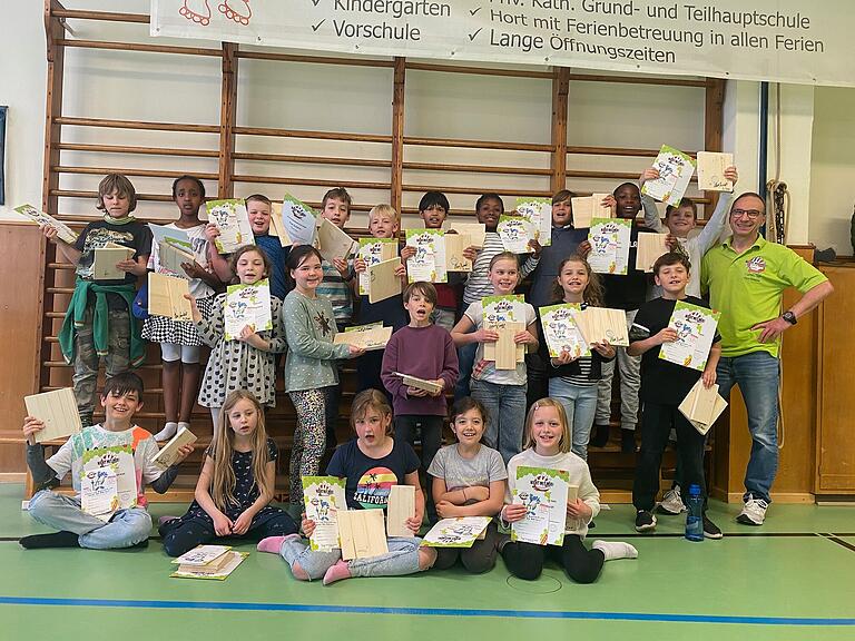 Kinder der 3b nach dem Kurs 'Nicht mit mir! Starke Kinder schützen sich'