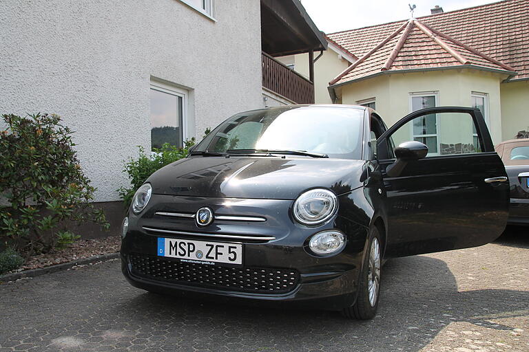 Von vorne schaut das Auto, bis auf das geänderte Emblem, wie ein normaler Fiat 500 aus.