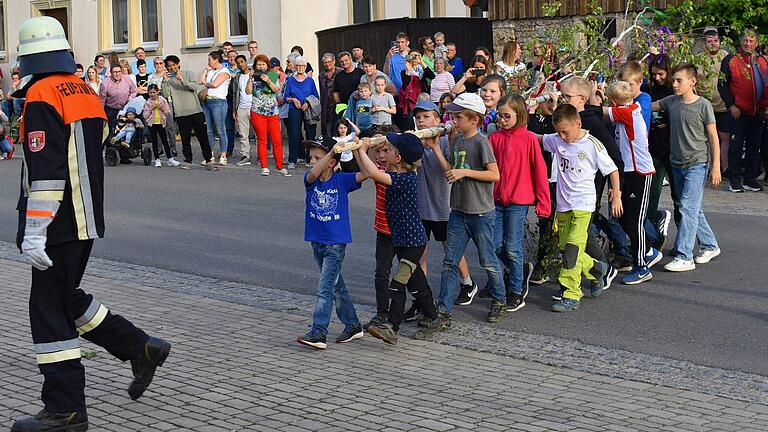 Gelchsheimer Kinder stellen ihren eigenen Maibaum auf.