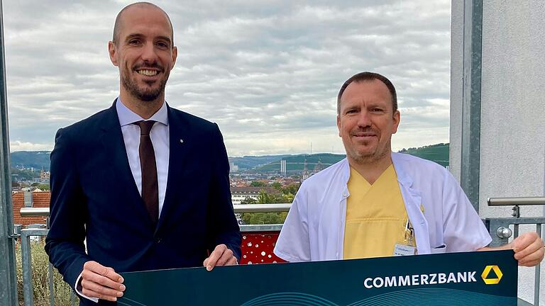 Symbolische Spendenübergabe: Dr. med. Martti Köhler (Oberarzt Missio Kinderklinik) und Jonas Hemrich (Vorstand Familie Rüttinger-Stiftung).