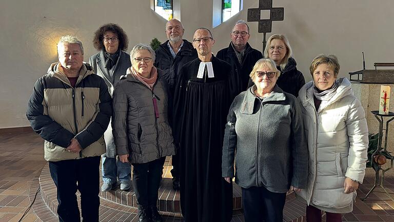 Der neue Kirchenvorstand: Jürgen Hellfeier, Karin Mainberger, Eleonore Hauck, Dieter Hückmann, Pfarrer Sieghard Sapper, Stephan Rödel, Jutta Schmidt, Renate Stühler, Annemarie Weber. Es fehlt: Bettina Klebrig. Der neue Kirchenvorstand: Jürgen Hellfeier, Karin Mainberger, Eleonore Hauck, Dieter Hückmann, Pfarrer Sieghard Sapper, Stephan Rödel, Jutta Schmidt, Renate Stühler, Annemarie Weber. Es fehlt: Bettina Klebrig.