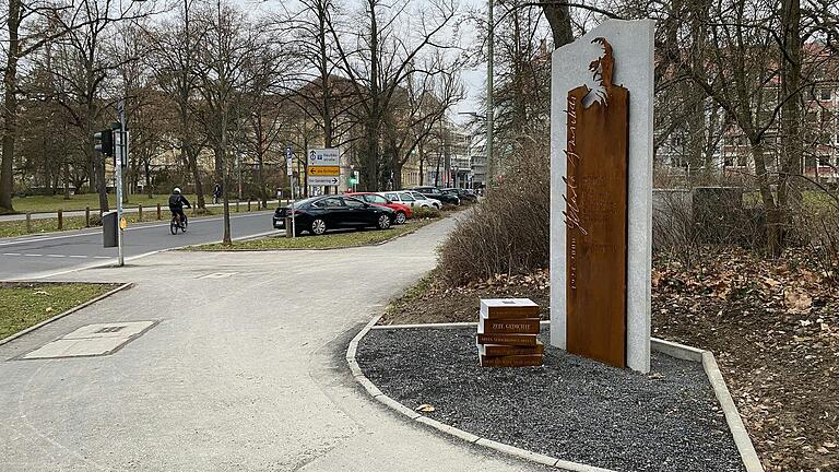 Das im Oktober 2024 errichtete Denkmal für den Dichter Jehuda Amichai (1924-2000) in der Würzburger Jehuda-Amichai-Straße ist noch nicht vollständig finanziert, für rund 2500 Euro werden noch Spender gesucht. Das im Oktober 2024 errichtete Denkmal für den Dichter Jehuda Amichai (1924-2000) in der Würzburger Jehuda-Amichai-Straße ist noch nicht vollständig finanziert, für rund 2500 Euro werden noch Spender gesucht.