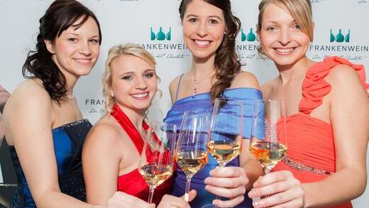 Die noch amtierende Fränkische Weinkönigin Melanie Dietrich (zweite von rechts), mit den drei Kandidatinnen Mona Fröhling, Julia Dürr und Marion Wunderlich (von links).