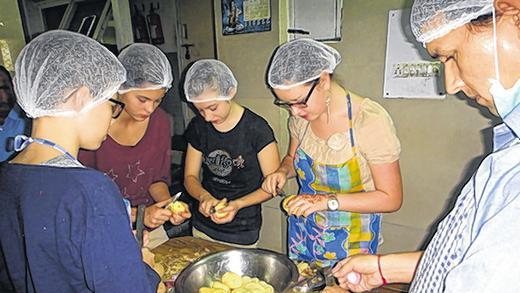 Indienreise des Johann-Schöner-Gymnasiums: Mithilfe bei den Vorbereitungen in der Schulküche.