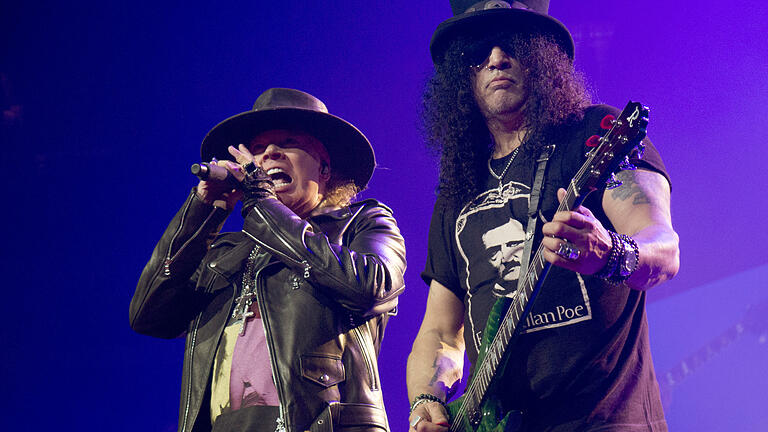 Guns N' Roses auf Tour       -  Der Sänger Axl Rose (l, William Bailey) und Gitarrist Slash (Saul Hudson) treten mit ihrer Band Guns N' Roses am 18.11.2017 im «Golden 1 Center» in Sacramento (USA) im Rahmen der «Not In This Lifetime» Tour auf. Foto: Kc Alfred/ZUMA Wire/dpa +++(c) dpa - Bildfunk+++ |