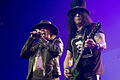 Guns N' Roses auf Tour       -  Der Sänger Axl Rose (l, William Bailey) und Gitarrist Slash (Saul Hudson) treten mit ihrer Band Guns N' Roses am 18.11.2017 im «Golden 1 Center» in Sacramento (USA) im Rahmen der «Not In This Lifetime» Tour auf. Foto: Kc Alfred/ZUMA Wire/dpa +++(c) dpa - Bildfunk+++ |