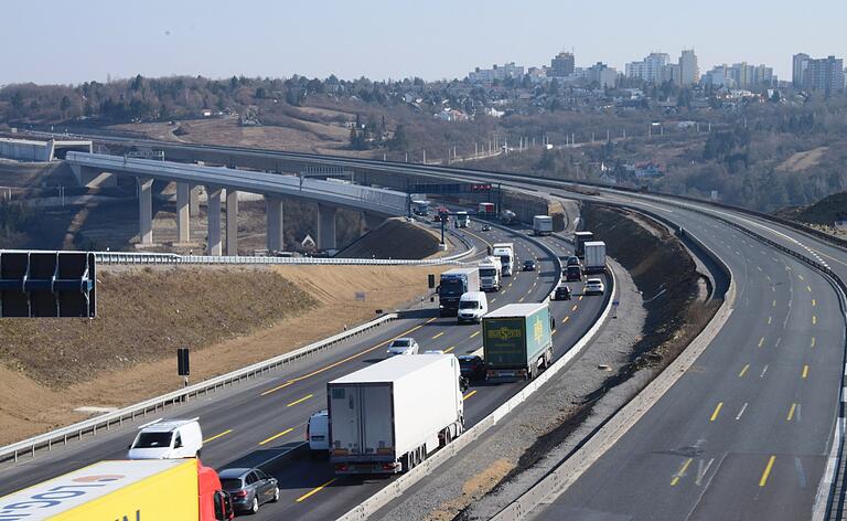 Verwaist liegen die Fahrspuren der alten A3-Brücke in der Sonne, der Verkehr rollt bereits auf der neu errichteten Hälfte.