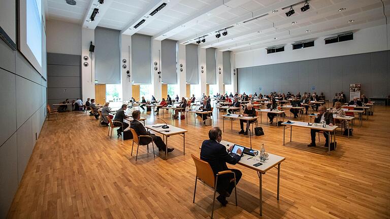 Im Moment tagt der Stadtrat wegen der Corona-Pandemie und der damit verbundenen Abstandsregeln nur im Konferenzzentrum auf der Maininsel. Die einzelnen Tagesordnungspunkte werden weiter als Ergebnisprotokoll niedergeschrieben und nicht als Tonbandaufzeichnung oder Wortprotokoll.