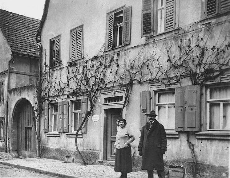 Hermann und Babette Rothschild vor ihrem Wohnhaus in der heutigen Rügshöfer Straße 15 (damals Hindenburgstraße) in Gerolzhofen.