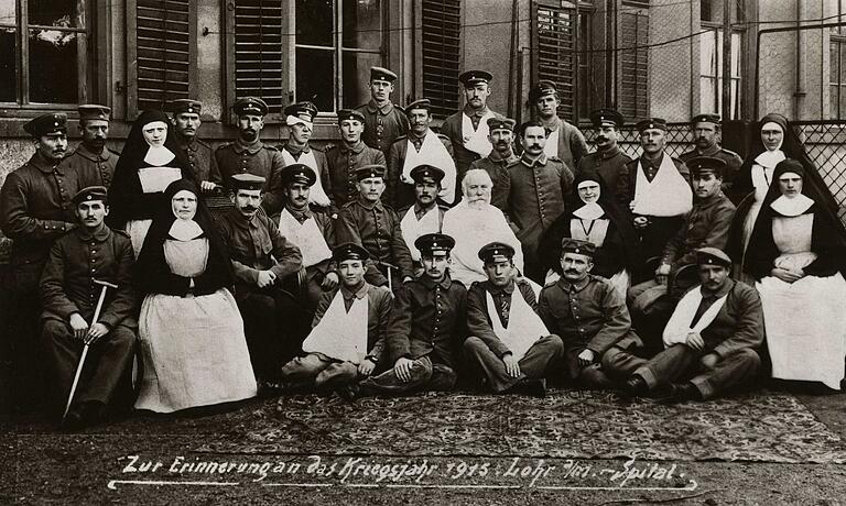Das Lohrer Spital mit dem Lazarettpersonal und verwundeten Soldaten im Jahr 1915. Das Lohrer Spital mit dem Lazarettpersonal und verwundeten Soldaten im Jahr 1915.