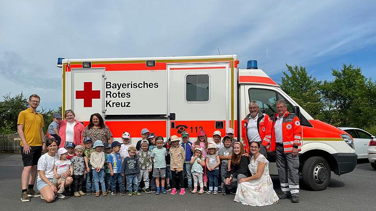 Auf dem Foto Sören Seemann, Carlo Rosenkranz, Jana Kießling, Gerda Gärtner, Leyla Üreyil, Felix Oellers, Moritz Brandenstein, Toni Geißner, Lucas Döll, Ella Jolie Diemer, Maila Legedza, Freya Rohjans, Peter Hart, Andreas Gutermuth; vorne: Valeria Fau, Marie Gutermuth, Benno Klose, Kalle Schulz, Anton Klose, Emma Höfling, Samuel Döll, Ben Schüpfer, Theodor Schmitt, Franz Fischer, Mian Nißler, Ilvy Scheller, Lia Josie Diemer, Sunniva Rohjans, Lian Legedza, Vanessa Vetter, Ariana Krasniqi.