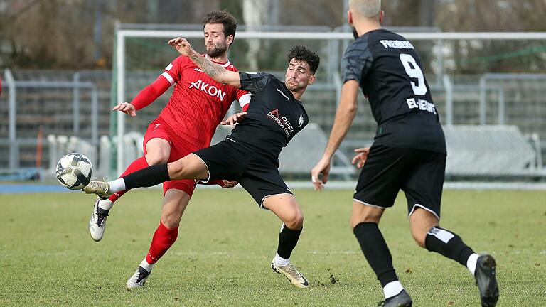 Kickers-Routinier Daniel Hägele (links) im Zweikampf mit seinem Ex-Kollegen Domenico Alberico.