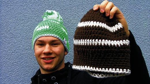 Heiße Nadel: Michael Streit häkelt eine Mütze nach der anderen. Auf dem Bild zeigt er ein grün-weißes und ein braun-weißes Modell. Heiße Nadel: Michael Streit häkelt eine Mütze nach der anderen. Auf dem Bild zeigt er ein grün-weißes und ein braun-weißes Modell.