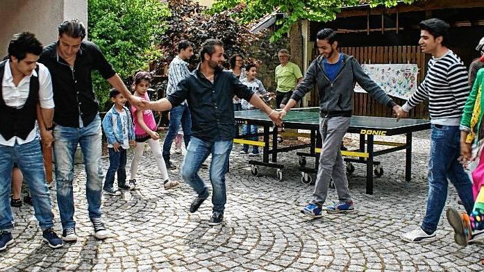Beim arabischen Hochzeitstanz schwang auch die Clownfrau das Tanzbein.