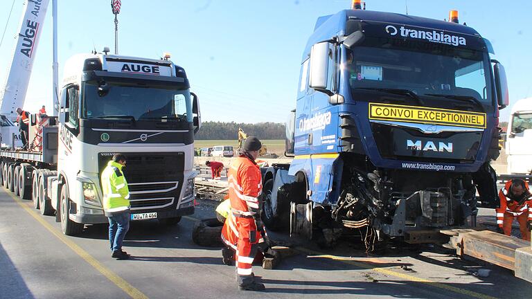 Auf der A 3 bei Rüdenhausen krachte ein Schwertransport mit insgesamt 96 Tonnen Gewicht in einen Fahrbahnteiler. Schnell bildete sich ein Stau – bei dem es wieder einmal keine Rettungsgasse gab.