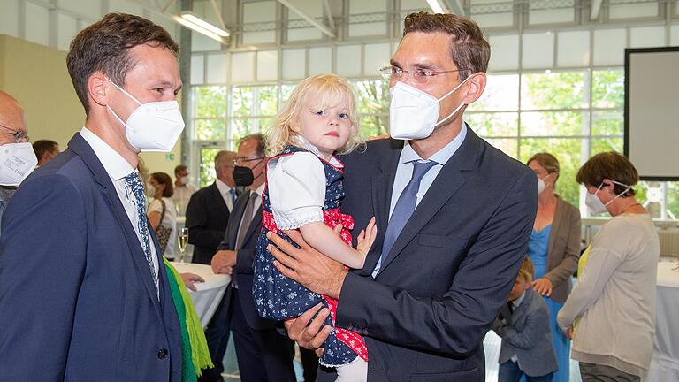 Landrat Florian Töpper (links) begrüßt den neuen Ärztlichen Direktor Maximilian Gahr (mit Tochter Anna).