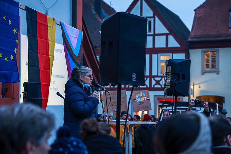 Katharina Schmidt vom Freundeskreis Asyl Hofheim warf einen Blick zurück in die Geschichte – und zog Parallelen zur aktuellen politischen Situation.