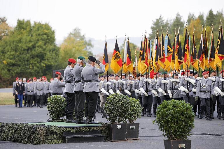 Am Freitag fand in der Veitshöchheimer Balthasar-Neumann-Kaserne eine Parade anlässlich der Kommandoübergabe statt. Foto: Johannes Kiefer