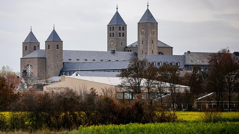 Die Abteikirche Münsterschwarzach. Das Benediktinerkloster ist derzeit von einem Corona-Ausbruch betroffen.