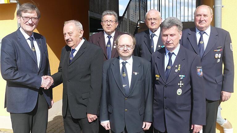 Der neu gewählte Vorstand (von links): BSB-Präsident Richard Drexl verpflichtete mit Handschlag Franz Sennefelder, Erich Weidinger, Gerd Radimirsky, Rainer Schmitt, Klaus Lutz und Herbert Schmid.