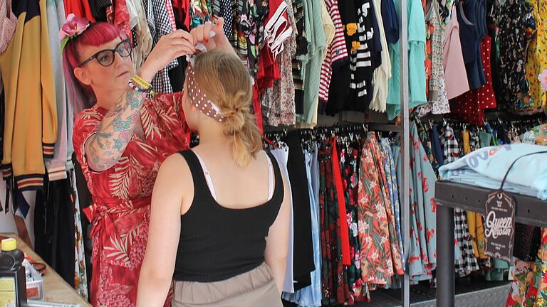 Eva-Maria Rösch aus Grettstadt (links) bei einer Verkaufsberatung. Sie betreibt einen Laden für Rockabilly-Mode und Accessoires. Eva-Maria Rösch aus Grettstadt (links) bei einer Verkaufsberatung. Sie betreibt einen Laden für Rockabilly-Mode und Accessoires.