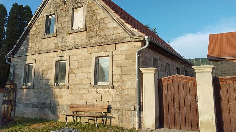 Das Bild zeigt das Bauernhaus, das im Rahmen der Dorferneuerung saniert werden soll.