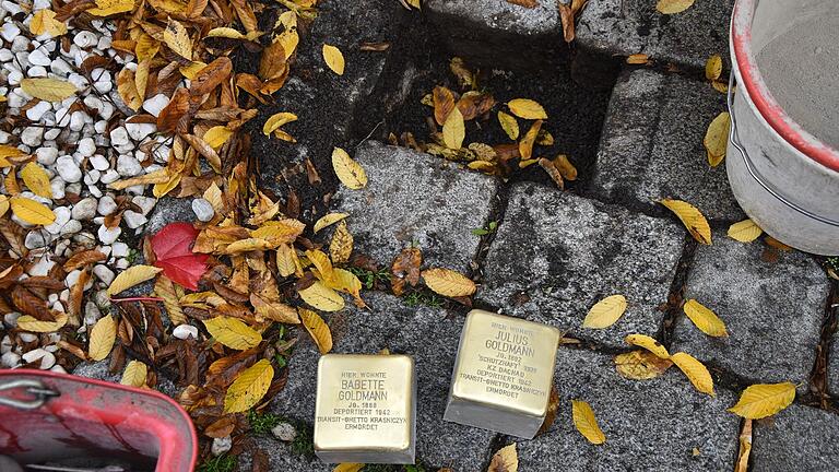 In Haßfurt wurden kürzlich neue Stolpersteine verlegt worden. Vor dem Haus in der Zwerchmaingasse 11 erinnern die Steine an die Geschwister Babette und Julius Goldmann.