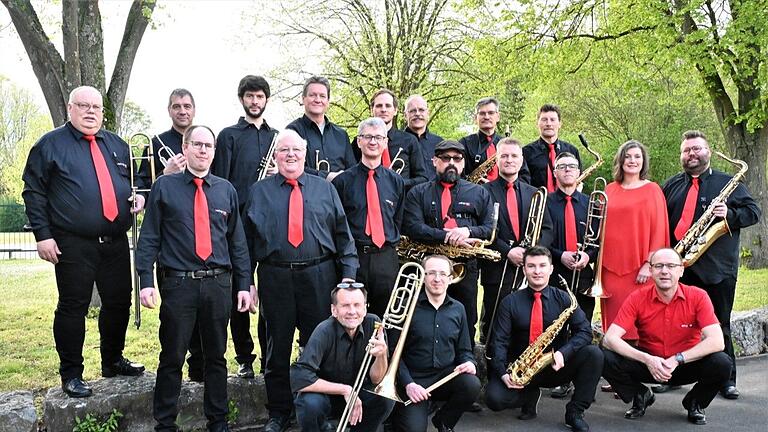 Steht beim Benefizkonzert für die Palliativstation Schweinfurt auf der Bühne der Grafenrheinfelder Kulturhalle: die swing@sax Bigband.