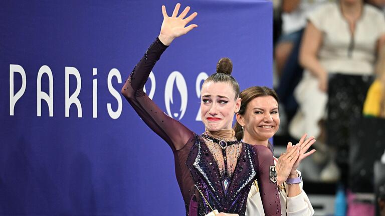 Paris 2024 - Rhythmische Sportgymnastik       -  Gerührt über Olympia-Gold: Darja Varfolomeev und Trainerin Yuliya Raskina.