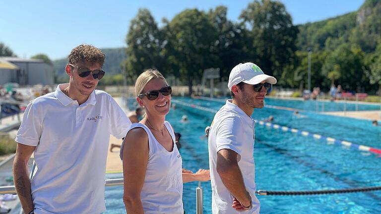 Betriebsleiterin Kerstin Ittensohn (Mitte) mit den beiden Azubis Jan Bauerfeind (links) und Bastian Horn (rechts) im Karlstadter Freibad.