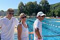 Betriebsleiterin Kerstin Ittensohn (Mitte) mit den beiden Azubis Jan Bauerfeind (links) und Bastian Horn (rechts) im Karlstadter Freibad.