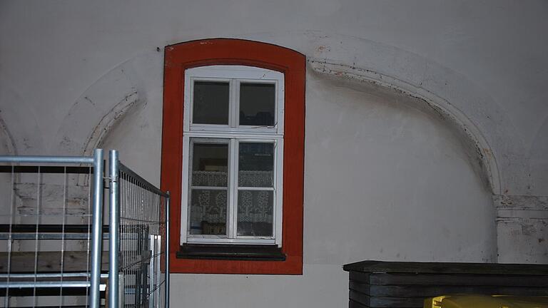 Die Rundbögen gehörten zur früheren Orangerie des Schlosses. Die Rundbögen gehörten zur früheren Orangerie des Schlosses.