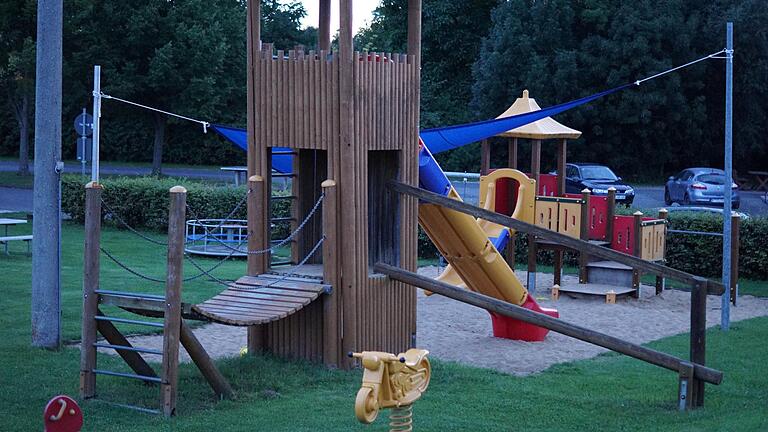 Gut ausgestattet ist der Spielplatz in Laub für den Stadtrat Prichsenstadt wie auf dem Foto aus dem Jahr 2017. Eine Anschaffung weitere Geräte hat er deshalb abgelehnt. Gut ausgestattet ist der Spielplatz in Laub für den Stadtrat Prichsenstadt wie auf dem Foto aus dem Jahr 2017. Eine Anschaffung weitere Geräte hat er deshalb abgelehnt.