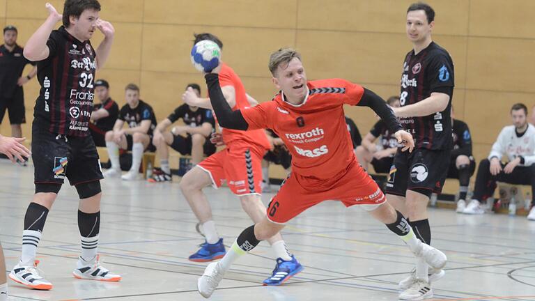 Mit Elan in die Aufstiegsrunde: Spielertrainer Maximilian Schmitt (am Ball) vom TSV Lohr am 5. März beim Heimsieg seines Teams über den TV Erlangen-Bruck